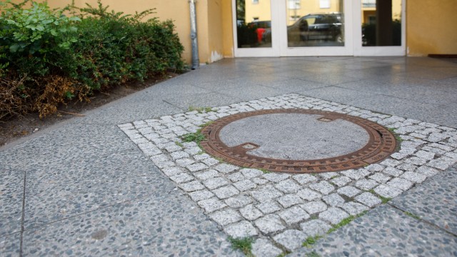 Schachtabdeckung vor einem Wohnhaus in Potsdam