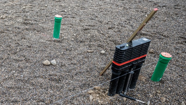 Fundamentplatte enes Hauses mit Rohrleitungen und der Mehrsparteneinführung