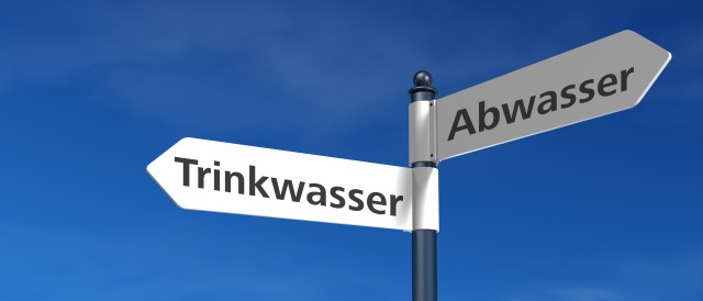 Wegweiser vor blauem Himmel mit den zwei Richtungen Trinkwasser und Abwasser