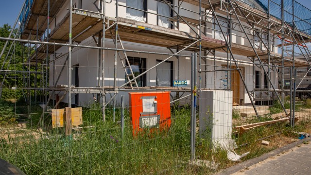 Baustromverteiler vor einem noch nicht fertig gestellten Einfamilienhaus