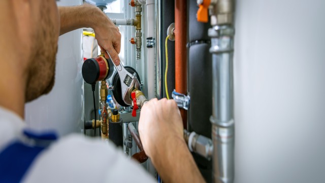 Installateur wartet eine Anlage